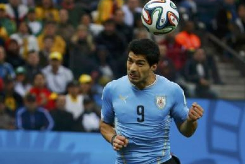 Luis Suarez menyundul bola dan berbuah gol dalam pertandingan melawan timnas Inggris di Corinthians Arena, Sao Paulo, Jumat (20/6).