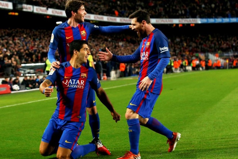 Luis Suarez (tengah) merayakan golnya bersama Lionel Messi (kanan) dan Sergi Roberto pada laga Copa del Rey kontra AThletic Bilbao, Kamis (12/1) dini hari WIB.