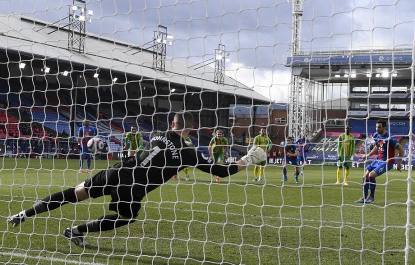 Luka Milivo Jevis  mencetak gol ke gawang West Bromwich Albion melalui titik putih.