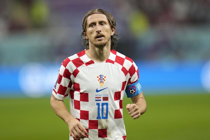 Luka Modric saat membela timnas Kroasia di Piala Dunia 2022 (ilustrasi). Modric mendonasikan kostum yang dipakainya di Piala Dunia 2022 untuk orban gempa Turki.
