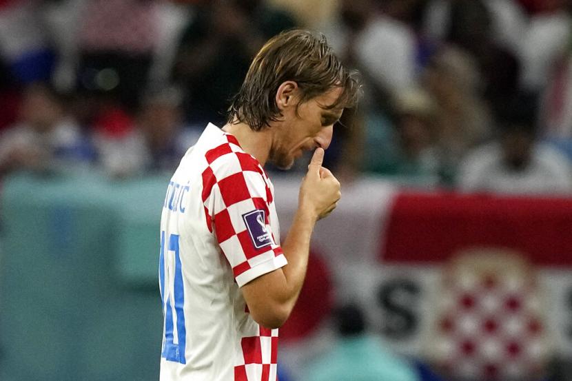  Luka Modric dari Kroasia meninggalkan lapangan selama pertandingan sepak bola babak 16 besar Piala Dunia antara Jepang dan Kroasia di Stadion Al Janoub di Al Wakrah, Qatar, Senin, 5 Desember 2022. 