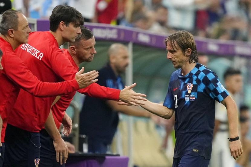  Luka Modric dari timnas Kroasia meninggalkan lapangan selama pertandingan sepak bola semifinal Piala Dunia 2022 antara Argentina dan Kroasia di Stadion Lusail di Lusail, Qatar, Rabu (14/12) dini hari WIB. Kroasia tersingkir di semifinal setelah kalah 0-3.