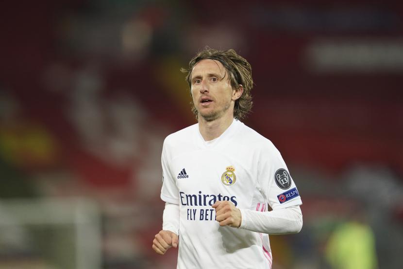  Luka Modric memperpanjang kontrak di Real Madrid selama semusim.