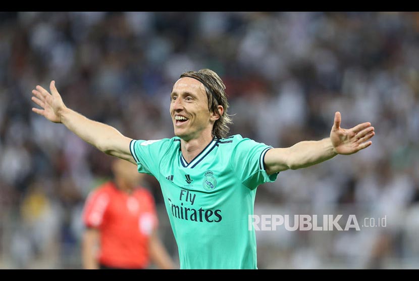 Luka Modric  merayakan gol ketiga Madrid pada laga semifinal Piala Super Spanyol antara Real Madrid CF melawan Valencia FC di King Abdullah Sport City Stadium, Jeddah, Rabu (8/1) malam.