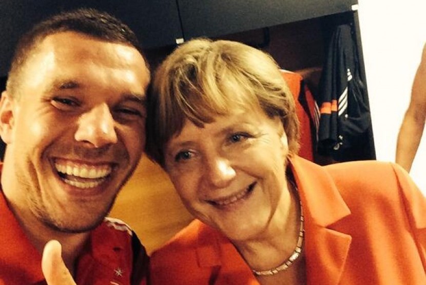 Lukas Podolski dan Angela Merkel