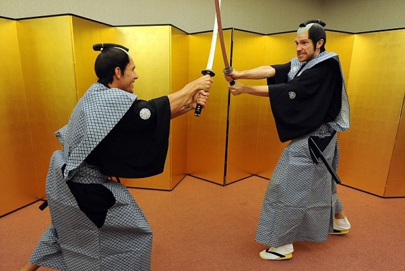 Lukas Podolski dan Per Mertesacker berdandan bak samurai.