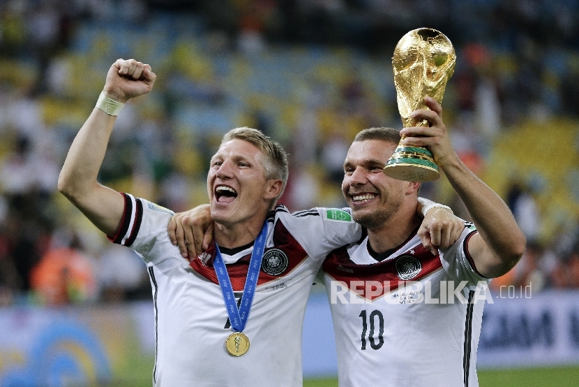 Lukas Podolski (kanan) bersama Bastian Schweinsteiger saat menjadi juara Piala Dunia 2014 di Brasil.