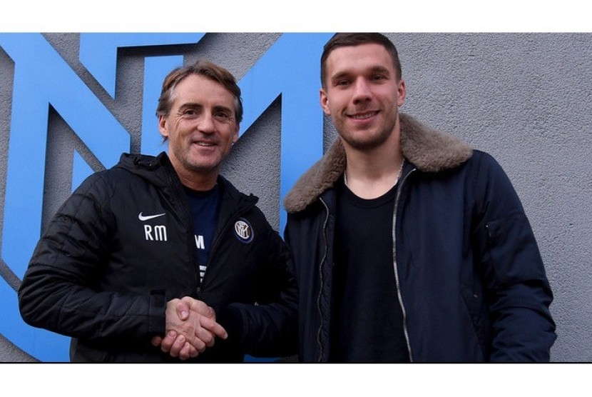 Lukas Podolski (kanan) dan Roberto Mancini