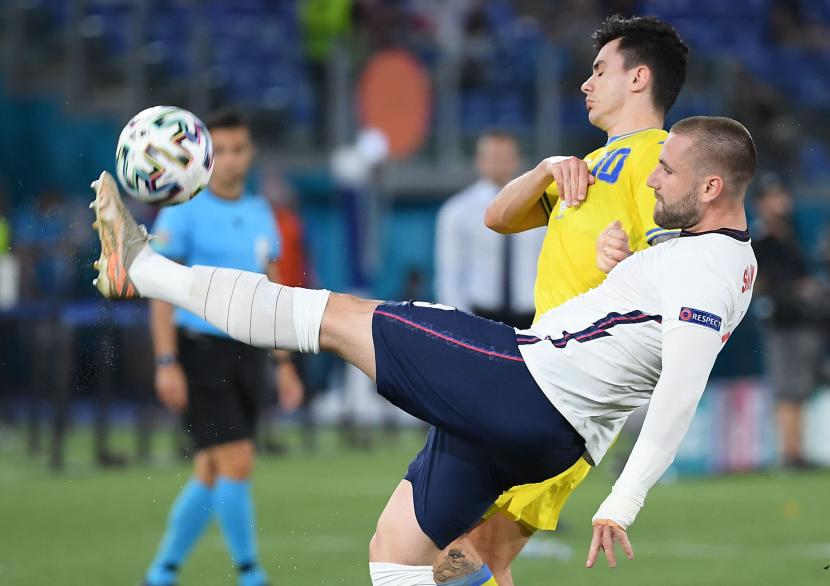  Luke Shaw (depan) dari Inggris beraksi melawan Mykola Shaparenko dari Ukraina selama pertandingan perempat final UEFA EURO 2020 antara Ukraina dan Inggris di Roma, Italia, 03 Juli 2021. 