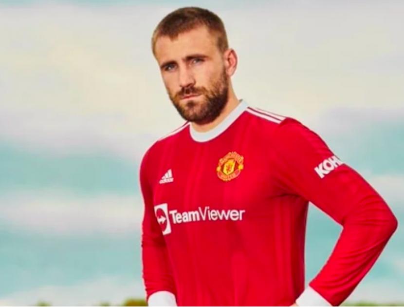 Luke Shaw menjadi model jersey baru kandang Manchester United 