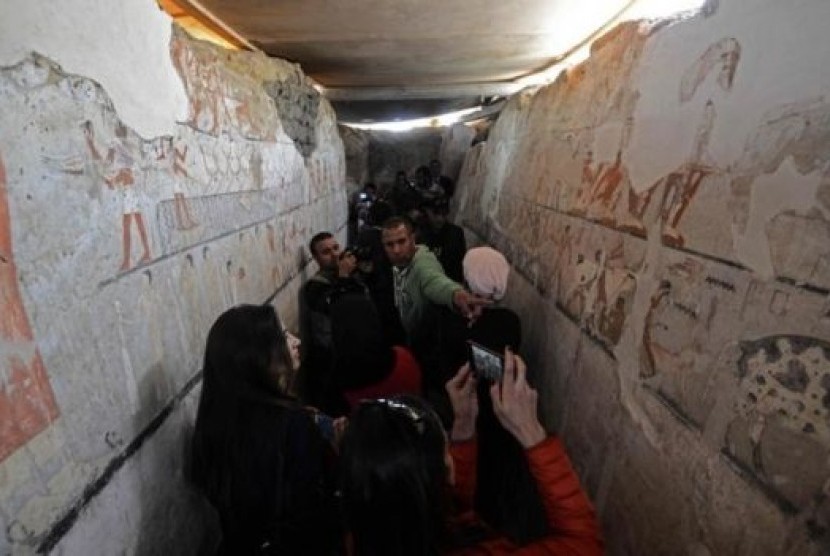 Lukisan dinding yang ada di makam pendeta kuno yang ditemukan dekat Kairo, Mesir.