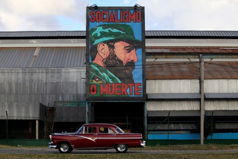 Lukisan Fidel Castro di sebuah pabrik di Havana, Kuba.