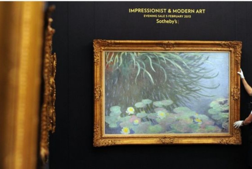 Lukisan karya Monet berjudul Nympheas Avec Reflets de Hautes Herbes saat dipamerkan di rumah lelang Sotheby's di London pada 2013.