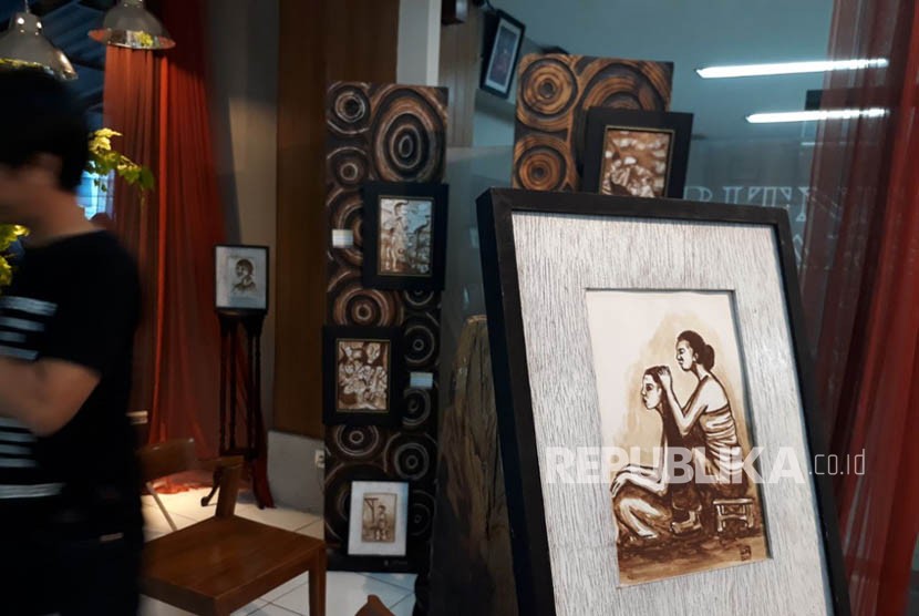 Lukisan kopi karya seniman Kota Malang, Wirastho dipamerkan di Sarinah Mall Kota Malang lantai 2.