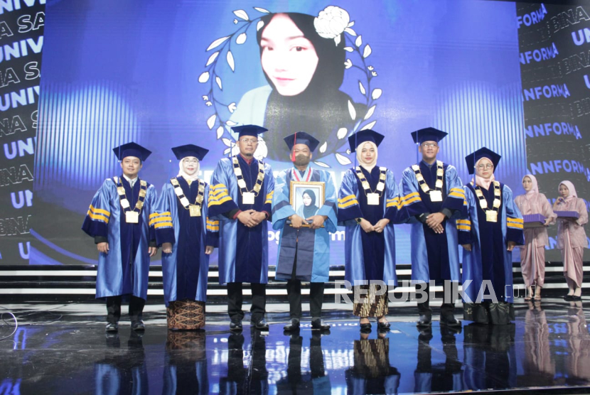 Wisuda UBSI Diwarnai Isak Haru Gelar Sarjana Almarhumah Frida Hasanah Diserahkan kepada Sang Ayah