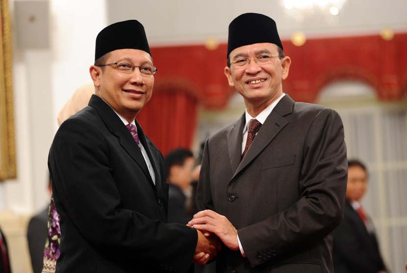 Lukman Hakim Saefuddin (kiri) menerima ucapan selamat dari mantan Menteri Agama Suryadharma Ali usai upacara pelantikan dirinya sebagai Menteri Agama untuk masa sisa jabatan 2009-2014 di Istana Negara, Jakarta, Senin (9/6).