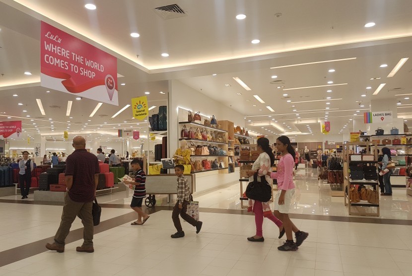 Lulu Hypermarket dan Departement Store di Serpong. LuLu Group International akan membuka 15 gerai hypermarket di Indonesia dalam lima tahun ke depan.