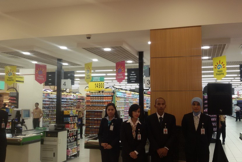 Lulu Hypermarket & Department Store dibuka di Taman Modern Plaza, Jalan raya Bekasi.