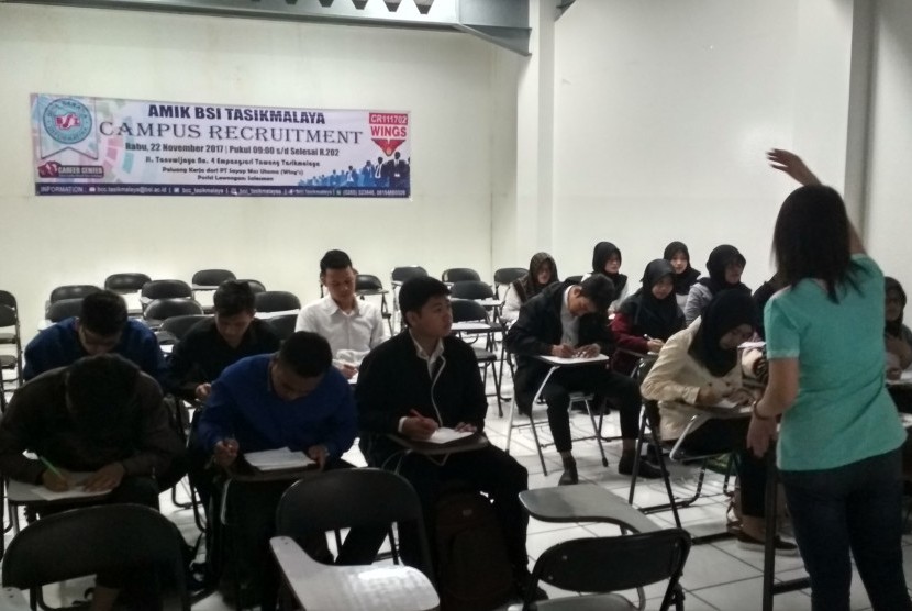 Lulusan AMIK BSI Tasikmalaya mengikuti arahan sebelum mengikuti kegiatan campus recruitment  yang diselenggarakan oleh PT Sayap Mas Utama.