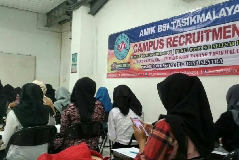 Lulusan AMIK BSI Tasikmalaya  mengikuti campus recruitment BTPN Syariah.  