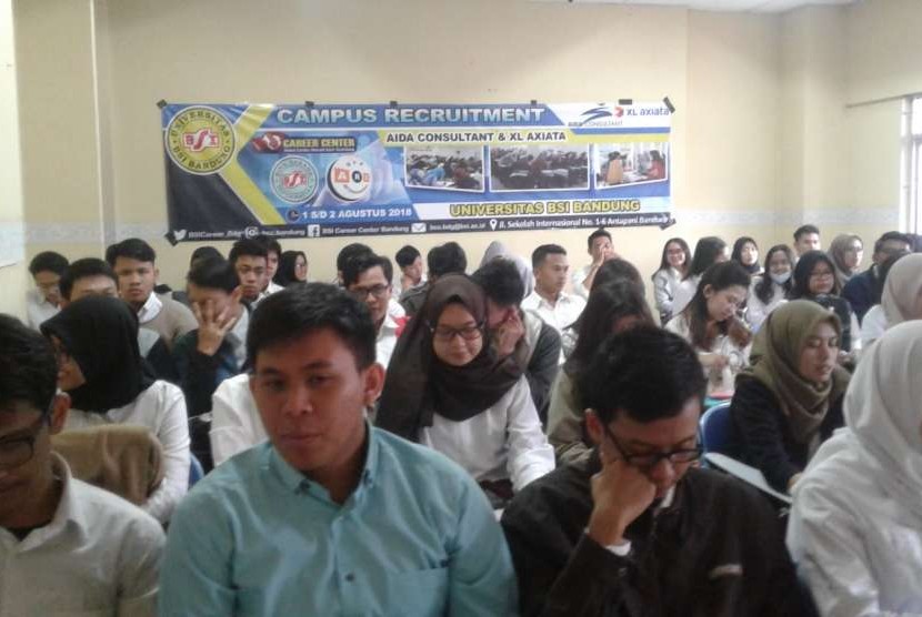 Lulusan BSI Bandung menunggu antrian wawancara perekrutan calon karyawan PT XL Axiata.