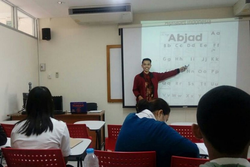 Lulusan dari Teknik Kimia Universitas Ahmad Dahlan (UAD), Ilham Mufandi, menjadi salah satu tenaga pengajar di salah satu fakultas yang ada di Khon Kaen University (KKU) Thailand. 