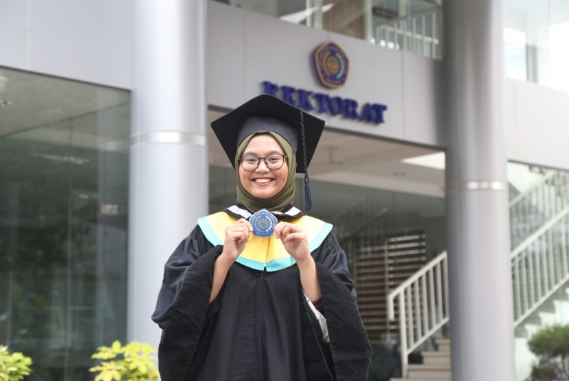 Lulusan terbaik Fakultas Ilmu Sosial dan Ilmu Politik (FISIP), Universitas Muhammadiyah Malang (UMM), Sophia Mega Sabila. 