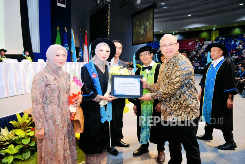 Bank bjb Beri Beasiswa S2 kepada Lulusan Terbaik Universitas Ekuitas Indonesia