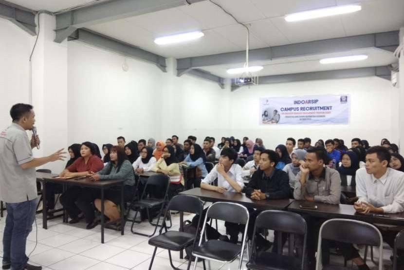Lulusan UBSI Karawang mengikuti pembekalan sebelum mengikuti proses seleksi karyawan PT Indoarsip.