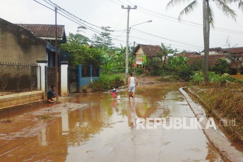 Lumpur sisa banjir memenuhi jalan di Kampung Cibadak, Kecamatan Baleendah, Kabupaten Bandung. (Foto: Ibnu Fauzi) 