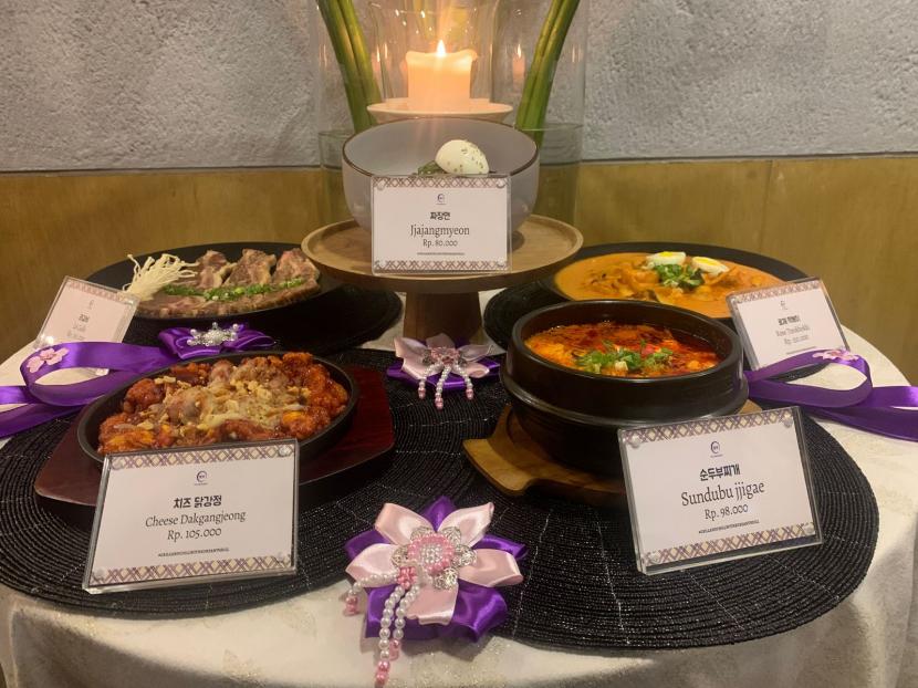 Luna Maya, Selly Wilson dkk membuka Pungbu BBQ, restoran autentik Korea yang hadir dengan konsep tradisional Korea, Jumat (14/7/2023).