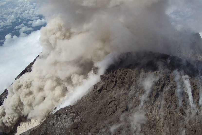 Luncuran awan panas dari puncak Gunung Merapi terekam CCTV milik Balai Penyelidikan dan Pengembangan Teknologi Kebencanaan Geologi (BPPTKG) di Sleman, DI Yogyakarta, Senin (11/2/2019).