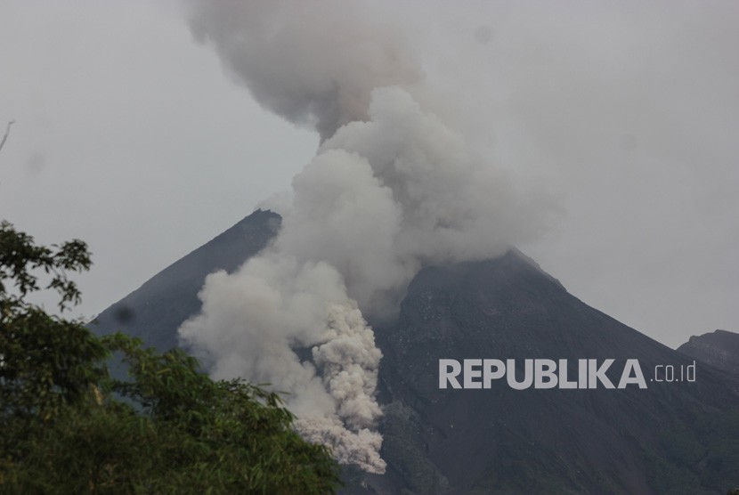 Luncuran awan panas dari puncak Gunung Merapi terlihat dari Balerante, Klaten, Jawa Tengah, Senin (18/2/2019).