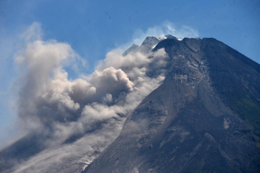Luncuran awan panas guguran (APG) Gunung Merapi terlihat dari Tunggularum, Sleman, Yogyakarta. Balai Penyelidikan dan Pengembangan Teknologi Kebencanaan Geologi (BPPTKG) mencatat bahwa dalam sepekan ini awan panas guguran di Gunung Merapi masih terjadi. Dalam pengamatan sejak 24-30 Maret 2023, tercatat dua kali kejadian awan panas guguran.