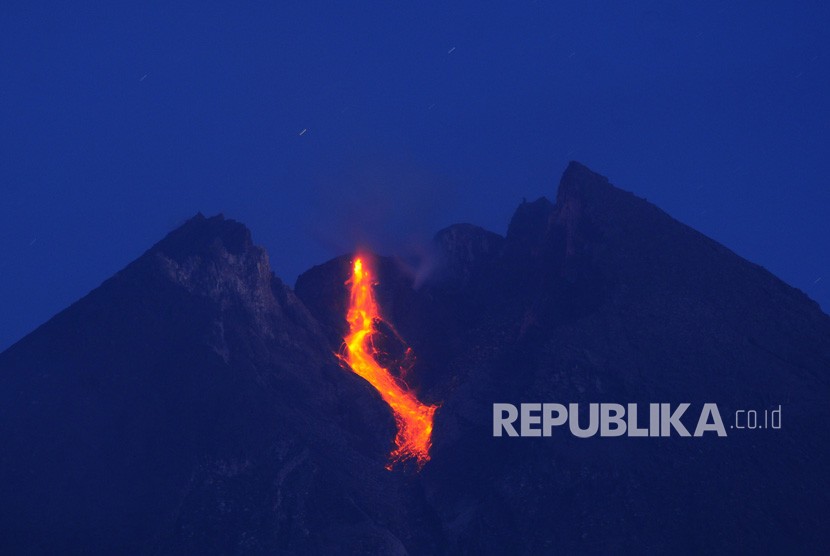 Luncuran lava pijar Gunung Merapi terlihat dari Balerante, Kemalang, Klaten, Jawa Tengah, Senin (7/1/2019) pagi. 