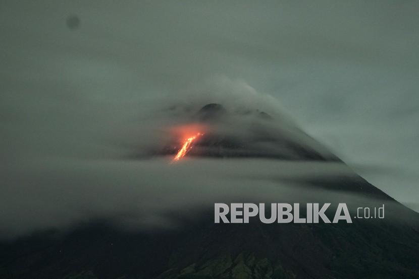 Luncuran lava pijar Gunung Merapi terlihat dari Turi, Sleman, DI Yogyakarta, Sabtu (5/2/2022). ebeng sejauh maksimal tujuh km serta sektor tenggara meliputi Sungai Woro sejauh maksimal tiga km dan Sungai Gendol lima km.