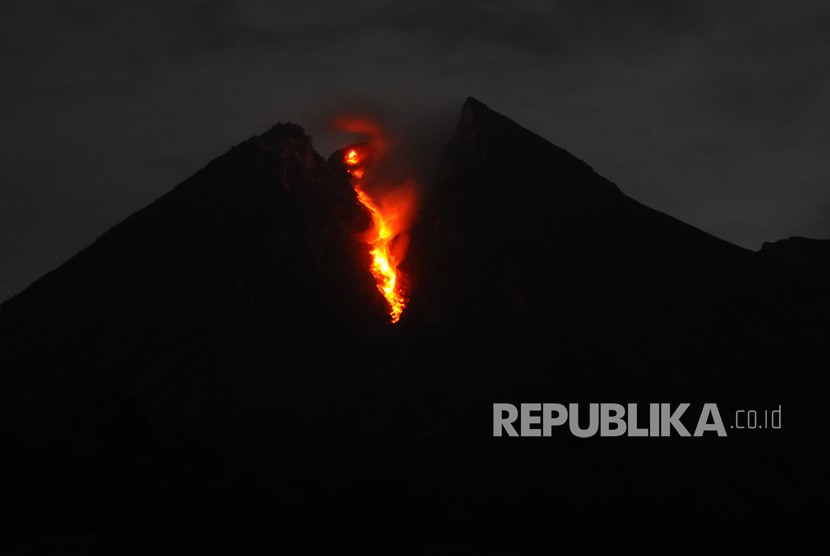 Luncuran lava pijar Gunung Merapi terlihat dari wilayah Balerante, Kemalang, Klaten, Jawa Tengah, Sabtu (12/1/2019) dini hari. 
