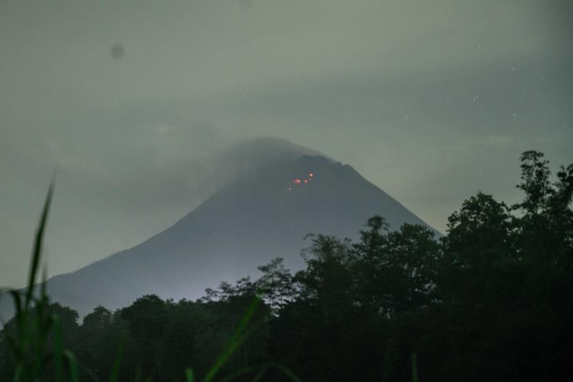 Luncuran lava pijar keluar dari kawah Gunung Merapi terlihat dari Srumbung, Magelang, Jawa Tengah. BPPTKG mengatakan deformasi Merapi terus menunjukkan laju pemendekan jarak.
