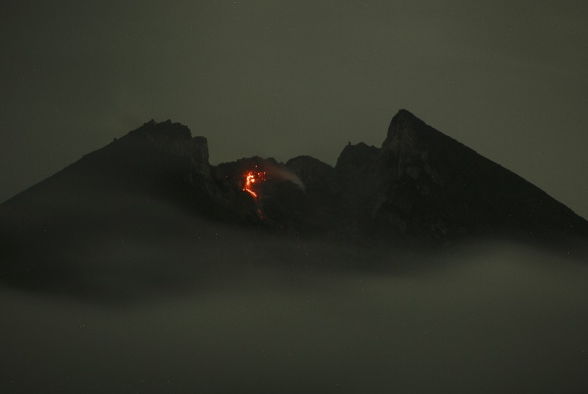 Luncuran lava pijar terlihat dari bukit Klangon, Cangkringan, Sleman, DI Yogyakarta, Kamis (7/2) malam. 