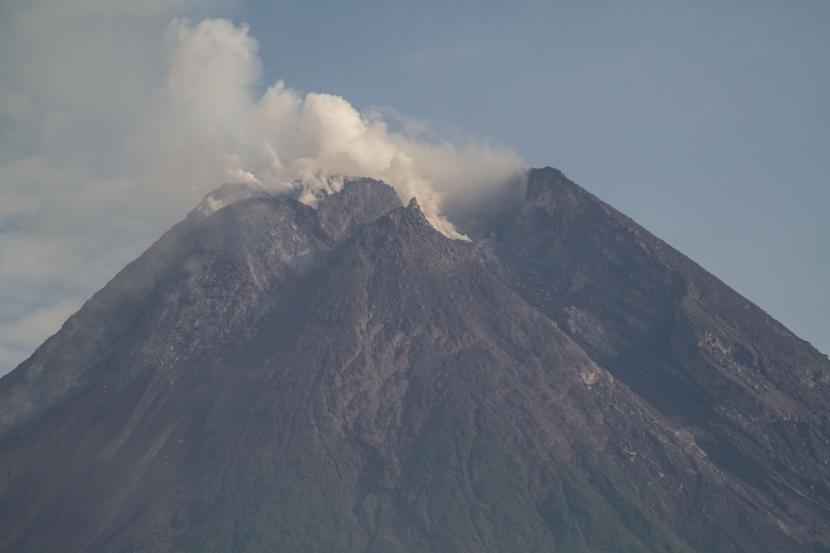 Luncuran material vulkanik Gunung Merapi terlihat dari Cangkringan, Sleman, DI Yogyakarta, Rabu (3/11/2021). Kubah lava di tengah kawah puncak Gunung Merapi terus tumbuh. 