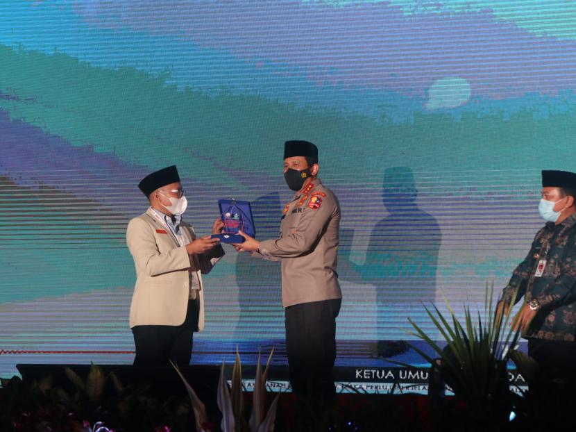 Luncurkan Buku Pemuda Negarawan, Cak Nanto: Indonesia Surplus Politisi, Defisit Negarawan