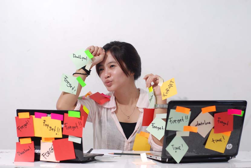 Wanita mengalami kecemasan (ilustrasi). Kebiasaan sering mengucapkan kata harus, mesti, dan wajib dinilai dapat dapat menambah rasa kewajiban atau rasa malu pada suatu situasi.