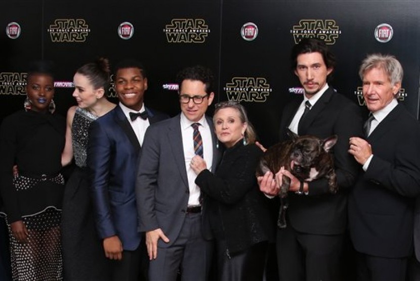 Foto memperlihatkan cuplikan adegan dari Star Wars: The Force Awakens yang diberikan oleh Disney/Lucasfilm. Rencananya film yang dinanti ini akan tayang perdana Jumat (18/12) di Tanah Air.