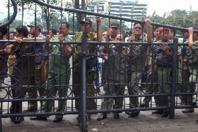 Lurah dan kepala desa Karawang yang tergabung dalam Asosiasi Pemerintahan Desa Seluruh Indonesia (Apdesi) demo di depan Gedung Sate.