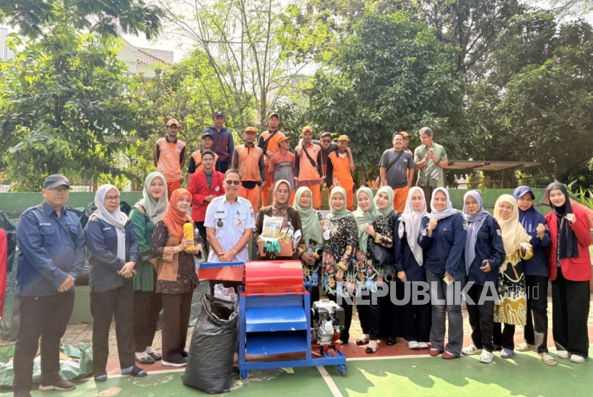 Lurah Meruya Selatan, Muhammad Guhfri Fatchani (tengah, pakaian dinas) dan Ketua Hibah Pemberdayaan Kemitraan Masyarakat UMB, Dra Muti’ah, MSi (keenam dari kiri), berfoto bersama peserta pelatihan inovasi pengelolaan sampah organik, di RPTRA Manuver, Kelurahan Meruya Selatan, Jakarta Barat.