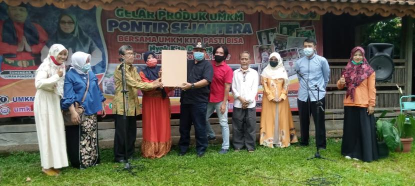 Lurah Pondok Petir Suhendar bersama sejumlah pelaku UMKM di kelurahan Pondok Petir, Bojongsari, Depok