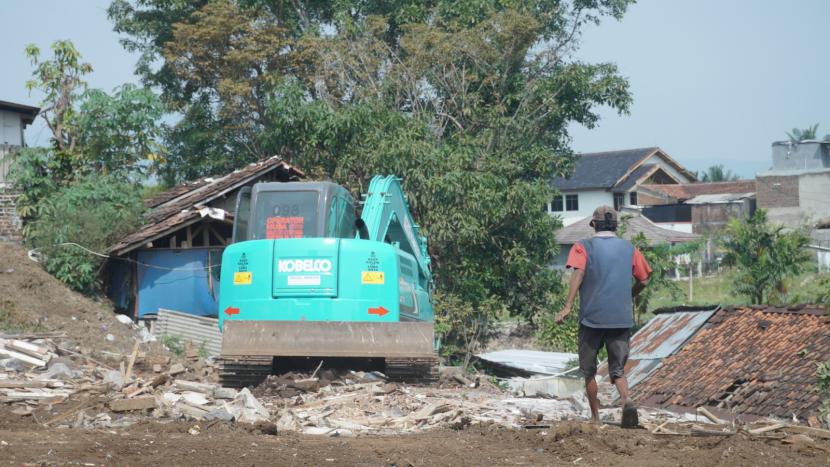 Lurah Sukagalih Sopi Peridiansah melakukan pengawasan pembangunan Rumah Sakit Paru di area Astana Kalong, Kecamatan Tarogong Kidul, Kabupaten Garut, Selasa (15/8/2023). 