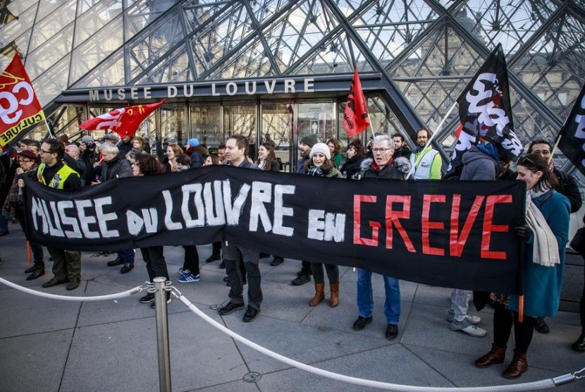 Lusinan pemrotes memblokir pintu masuk ke Museum Louvre dan memaksa tempat tersebut tutup pada Jumat (17/1).