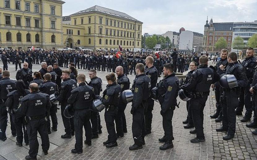 lustrasi: Polisi mengamankan demonstrasi partai sayap kanan 