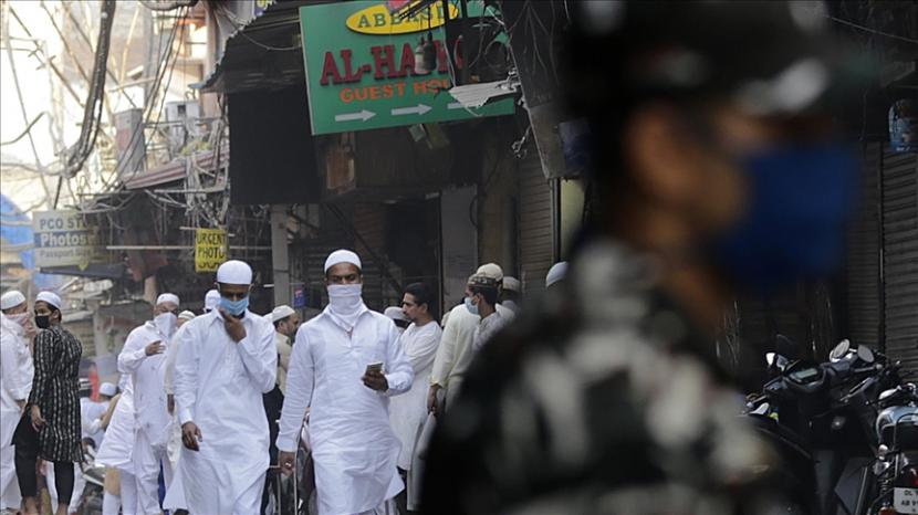 LUSTRASI. Polisi mengenakan masker berpatroli saat umat Islam di India merayakan Idul Fitri pada 25 Mei 2020, di New Delhi, India. 